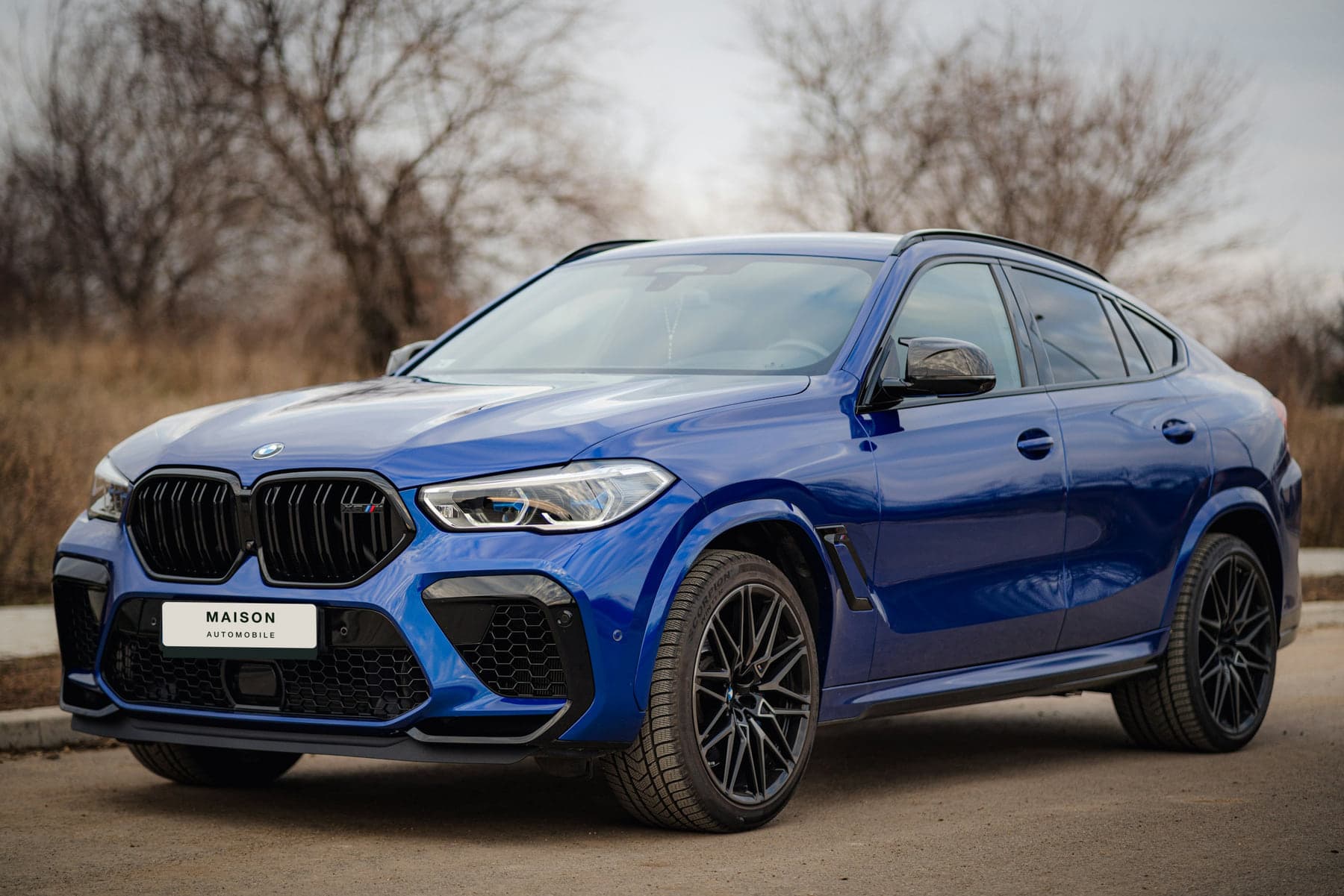 BMW X6 bleu, trois quarts avant