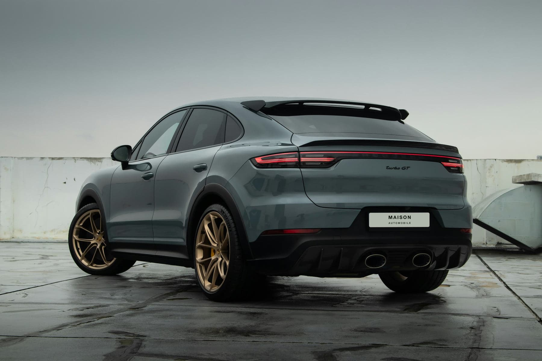 Porsche Cayenne gris, trois quarts arrière