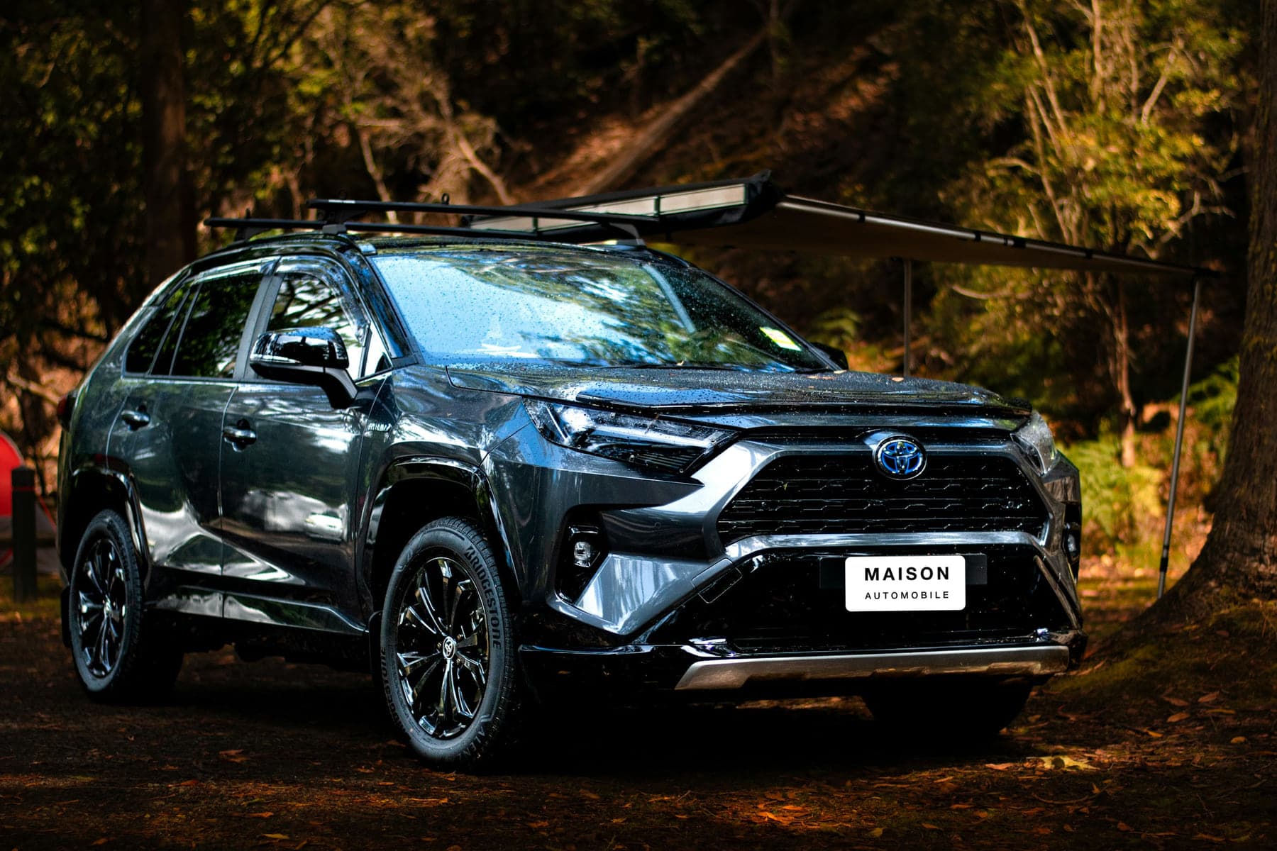 Toyota RAV4 hybride gris foncé, trois quarts avant